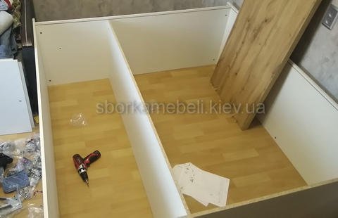 Швидка зборка распашного шкафа в квартирі