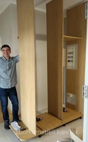 Деталі під час послуги збирання шафи купе