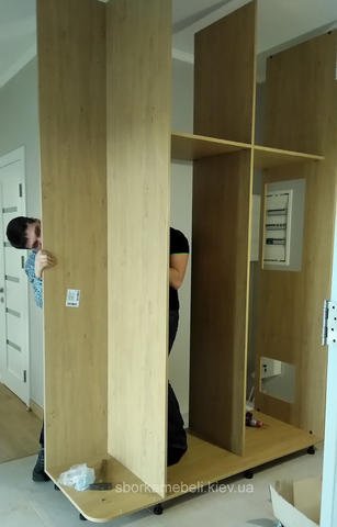 Майстер здійснює зборка распашного шкафа